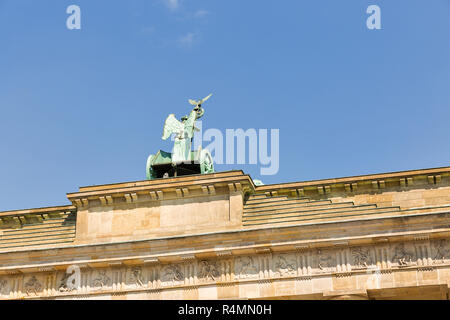 Brandenburger Tor gegen den klaren, blauen Himmel in Berlin, Deutschland. Die Rückseite. Stockfoto