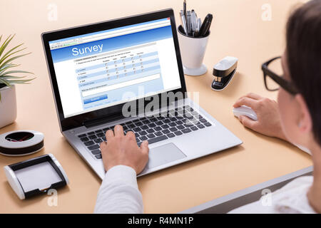 Geschäftsfrau ausfüllen Fragebogen ausfüllen. Stockfoto