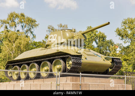 Tank T-34 am Sowjetischen Ehrenmal Tiergarten in Berlin, Deutschland. Zweiten Weltkrieg Denkmal für sowjetische Soldaten. Stockfoto