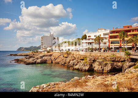 Cala Ratjada, Mallorca, Spanien - 18. August 2018: Ferienort Cala Ratjada, dem wichtigsten Hafen und Entwicklung der Küstengebiete, der Gemeinde Stockfoto