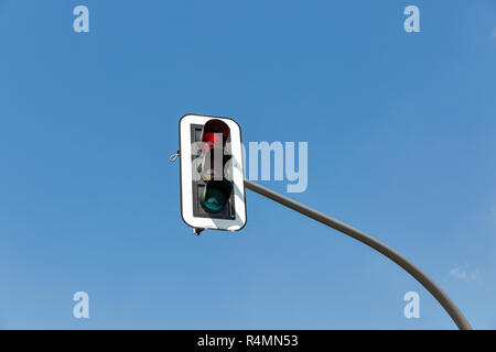 Rote Ampel gegen den klaren, blauen Himmel Hintergrund. Stockfoto