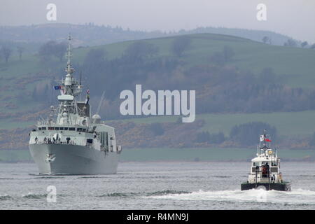 HMCS St Johns, einem Halifax-Klasse (oder Stadt-Klasse) Fregatte der Royal Canadian Navy, vorbei an der Admiralität pilot Cutter SD Clyde Geist, von Greenock. Stockfoto