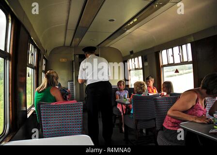 Eine Partei in einem Waggon der Stadt Truro Dampfzug auf der Gloucestershire und Warwickshire Steam Railway, Großbritannien Stockfoto