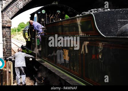 Der Lokführer und Heizer bereiten die Stadt Truro Dampflokomotive für seine nächste Reise auf dem Gloucestershire und Warwickshire Steam Railway, Großbritannien Stockfoto