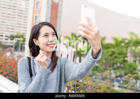 Frau unter selfie per Handy in Hongkong Stockfoto