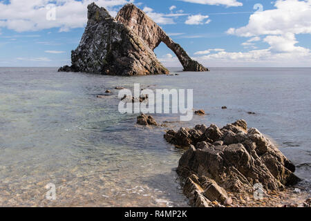 Bogen Geige Rock ist ein natürlicher See arch in der Nähe von portknockie Auf der nord-östlichen Küste von Schottland. Stockfoto