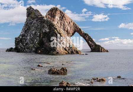 Bogen Geige Rock ist ein natürlicher See arch in der Nähe von portknockie Auf der nord-östlichen Küste von Schottland. Stockfoto