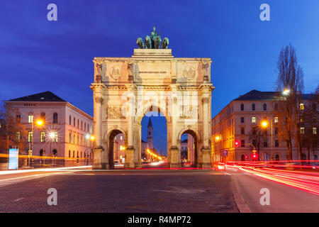 Siegestor, Siegestor in der Nacht, München, Deutschland Stockfoto