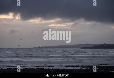 Anfang an einem stürmischen November Morgen am St. Mary's Island, Whitley Bay, Northumberland. Die Mündung des Flusses Tyne, mit der Leuchttürme. Stockfoto