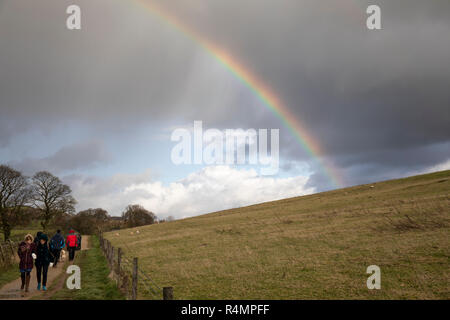 Rainbow im TEGG's Nose Country Park, Macclesfield, Cheshire, England, Großbritannien Stockfoto