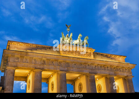 Das Brandenburger Tor oberen Fragment gegen Dramatischer Himmel in Berlin bei Sonnenuntergang, Deutschland Stockfoto