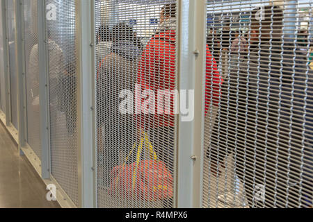 Fußgänger zu Fuß über die Brücke von Tijuana an der Grenze zu den Vereinigten Staaten von Mexiko im San Ysidro 23. November, 2018 Kreuzung in San Ysidro, Kalifornien. Der Grenzübergang in San Ysidro ist die verkehrsreichste land Überfahrt in den Vereinigten Staaten mit 70.000 Fahrzeuge und 20.000 in nördlicher Richtung Norden Fußgänger jeden Tag überschreiten. Stockfoto