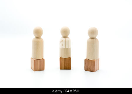 Holzfiguren auf Würfel als Business Team Konzept, auf weißem Hintergrund Stockfoto