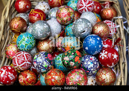 Bunte Christbaumkugeln für Verkauf an Badewanne Weihnachtsmarkt, Bath, England Stockfoto