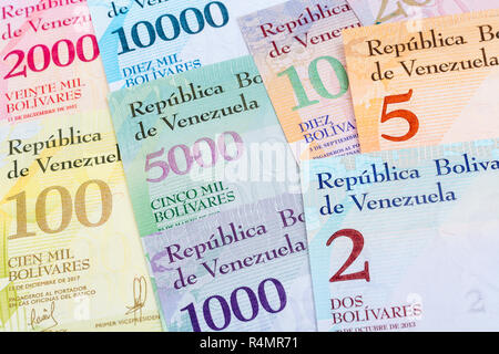 Venezuela Bolivar Banknoten - Metapher für Hyperinflation in der venezolanischen Wirtschaft, wo Banknoten nahezu wertlos sind. Siehe ADDIT. Hinweise Stockfoto