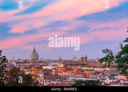 Wunderbare Luftaufnahme von Rom bei Sonnenuntergang, Italien Stockfoto