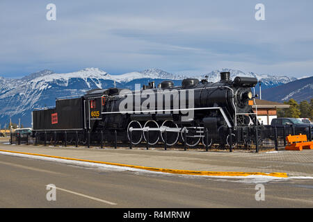 Ein horizontales Bild der Dampfzug in die Stadt Jasper als Touristenattraktion in Jasper National Park, Alberta, Kanada geparkt. Stockfoto