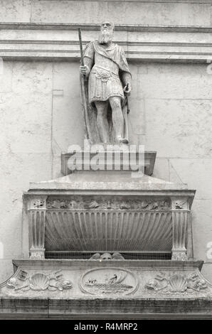 Alte Mann verkleidet als Roman auf seine bleibt in Venedig Italien stehend Stockfoto