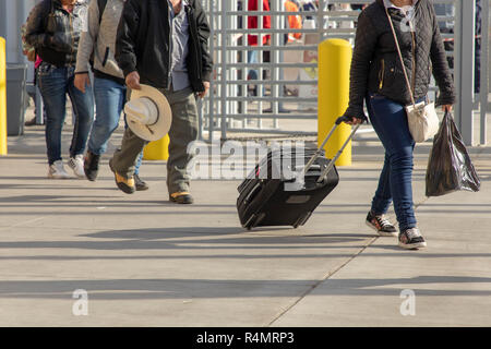 Fußgänger zu Fuß über die Brücke von Tijuana an der Grenze zu den Vereinigten Staaten von Mexiko im San Ysidro 23. November, 2018 Kreuzung in San Ysidro, Kalifornien. Der Grenzübergang in San Ysidro ist die verkehrsreichste land Überfahrt in den Vereinigten Staaten mit 70.000 Fahrzeuge und 20.000 in nördlicher Richtung Norden Fußgänger jeden Tag überschreiten. Stockfoto
