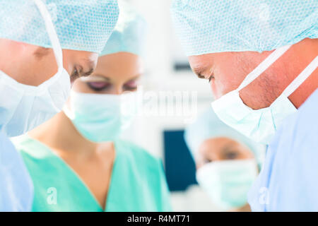 Chirurgen im Operationssaal Zimmer Stockfoto