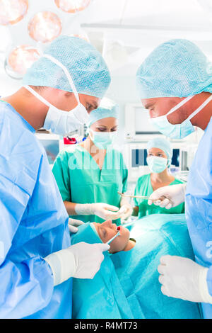 Chirurgen im Operationssaal Zimmer Stockfoto
