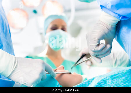 Chirurgen im Operationssaal Zimmer Stockfoto