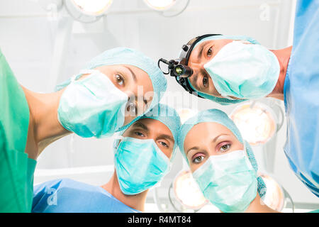 Chirurgen, die Patienten im Betrieb Theater in Betrieb Stockfoto