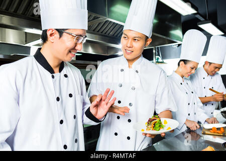 Asiatische Küchenchef im Restaurant Küche kochen Stockfoto