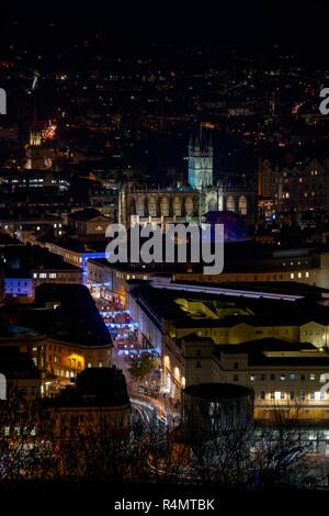 Bath City von Alexandra Park bei Nacht während des Weihnachtsmarktes Zeitraum im November. Badewanne, Somerset, England Stockfoto