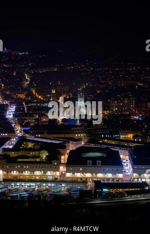 Bath City von Alexandra Park bei Nacht während des Weihnachtsmarktes Zeitraum im November. Badewanne, Somerset, England Stockfoto