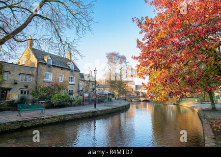 Fluss Windrush in Bourton auf dem Wasser im frühen Herbst Frost. Bourton auf dem Wasser, Cotswolds, Gloucestershire, England Stockfoto