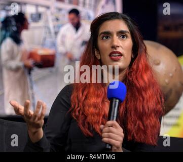 Farah Alibay, Payload Systems Engineer, NASA, JPL, spricht über Mars Einblick während einer Social Media Briefing in der Mission Support Bereich des Jet Propulsion Laboratory am 25. November 2018 in Pasadena, Kalifornien. InSight ist ein Mars lander, die den inneren Raum des Mars zu studieren und es ist geplant, auf dem Roten Planeten 26. November zu berühren. Stockfoto