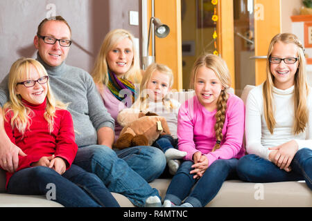 Familie Zusammensitzen auf sofa Stockfoto