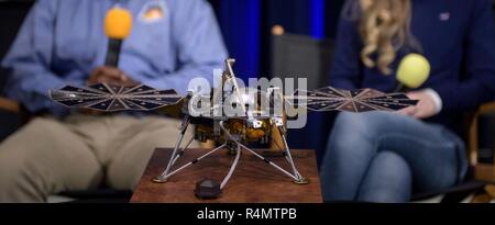 Ein Modell des Mars InSight Lander ist auf Display während einer Social Media Briefing in der Mission Support Bereich des Jet Propulsion Laboratory am 25. November 2018 in Pasadena, Kalifornien. InSight ist ein Mars lander, die den inneren Raum des Mars zu studieren und es ist geplant, auf dem Roten Planeten 26. November zu berühren. Stockfoto