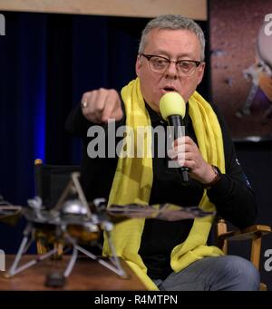 Philippe Laudet, SEIS Projekt Manager, Französische Nationale Raumfahrtagentur, spricht über Mars Einblick während einer Social Media Briefing in der Mission Support Bereich des Jet Propulsion Laboratory am 25. November 2018 in Pasadena, Kalifornien. InSight ist ein Mars lander, die den inneren Raum des Mars zu studieren und es ist geplant, auf dem Roten Planeten 26. November zu berühren. Stockfoto