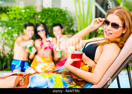 Asiatischen Freunden feiern in Pool Party im Hotel Stockfoto