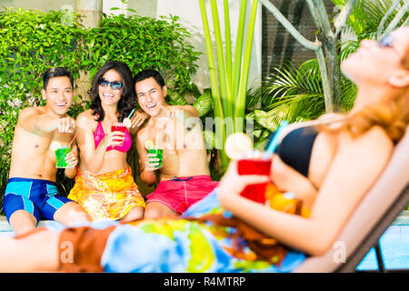 Asiatischen Freunden feiern in Pool Party im Hotel Stockfoto