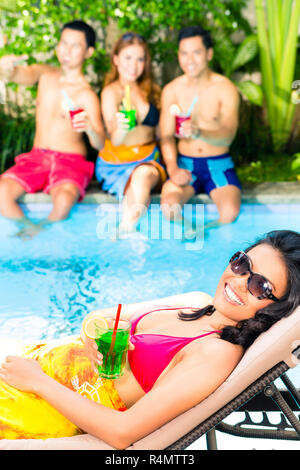 Asiatischen Freunden feiern in Pool Party im Resort. Stockfoto