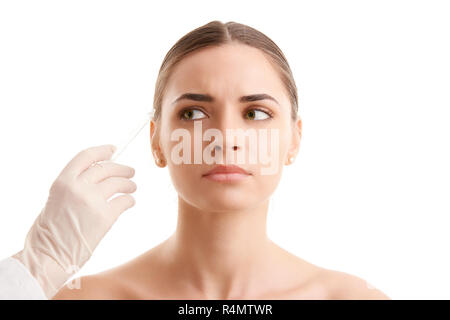 Portrait einer attraktiven jungen Frau empfangen von Botox Behandlung. Auf weissem Hintergrund. Stockfoto