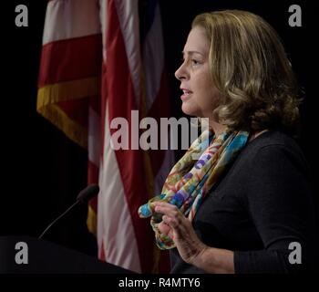 Veronica McGregor, JPL Media Relations Manager, NASA JPL, moderiert eine Mars Einblick vor der Landung Briefing, in der Mission Support Bereich des Jet Propulsion Laboratory am 25. November 2018 in Pasadena, Kalifornien. InSight ist ein Mars lander, die den inneren Raum des Mars zu studieren und es ist geplant, auf dem Roten Planeten 26. November zu berühren. Stockfoto