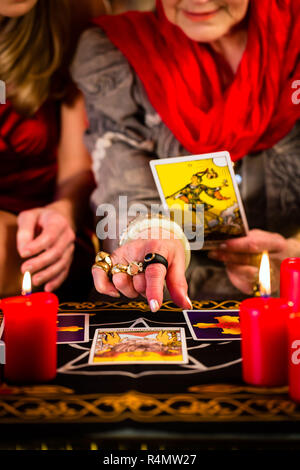 Wahrsager Festlegung Tarot Karten mit Client Stockfoto