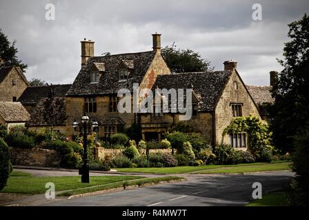Traditionelle Cotswolds Ferienhaus aus Stein Stockfoto
