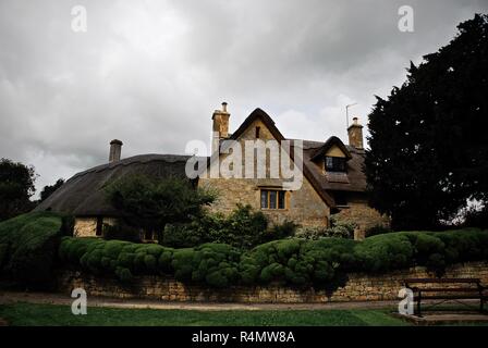 Große traditionelle Cotswolds Stein Reetdachhäuser Stockfoto