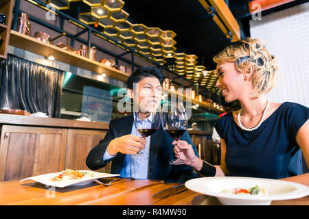 Asian paar Toasten mit Rotwein Stockfoto