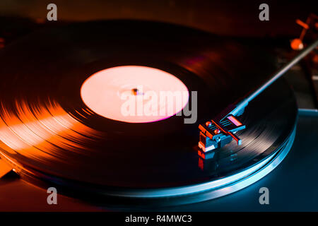 Phono oder Kapsel Leiter der Lesung eine LP Plattenspieler dreht. Nahaufnahme von Plattenspieler Vinyl Stylus nach unten geht. Spielen Beginn Aufzeichnung auf Player Stockfoto