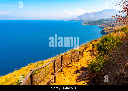 Trail mit Blick auf die Küstenlinie in Naturschutzgebiet Zingaro, Sizilien, Italien Stockfoto