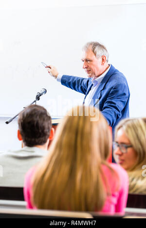College Professor die Vorlesung für Studenten Stockfoto