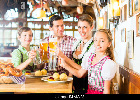 Bayerischen Mädchen mit der Familie im Restaurant Stockfoto