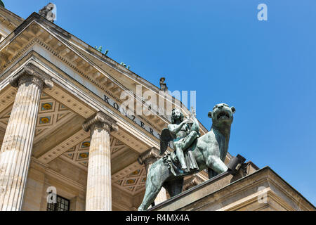 Bronze lion Statue vor der Berliner Konzertsaal oder Konzerthaus am Gendarmenmarkt, Deutschland. Ansicht von unten. Stockfoto