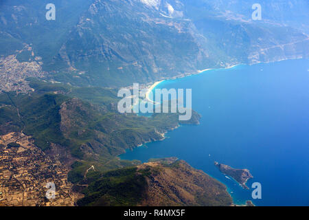 Luftaufnahme über Ölüdeniz an der Mittelmeerküste der Türkei. Stockfoto